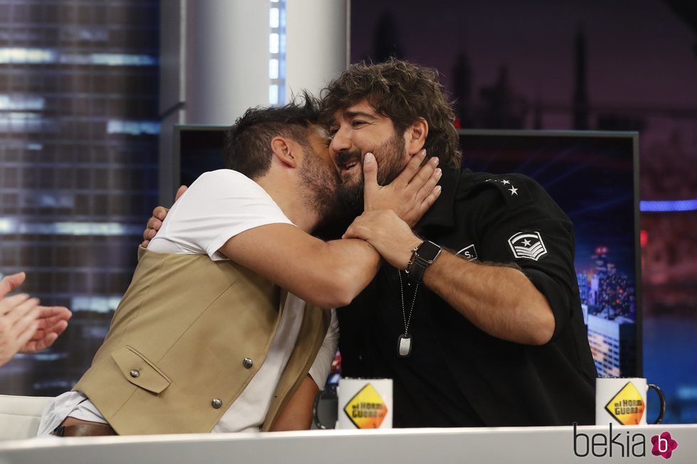 Pablo López y Antonio Orozco se dan un beso en 'El Hormiguero'