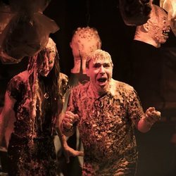 Maestro Joao y Adara en la gala 9 de 'GH VIP 7' en el túnel del terror de la noche de Halloween