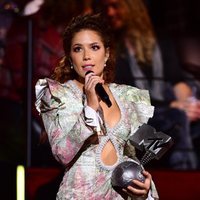 Halsey recogiendo uno premio en los MTV EMAs 2019