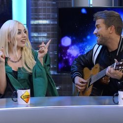 Ava Max y Pablo Alborán durante su visita a 'El Hormiguero' para presentar 'Tabú'