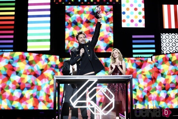 Manuel Carrasco recibiendo el Premio Gira del Año en Los 40 Music Awards 2019