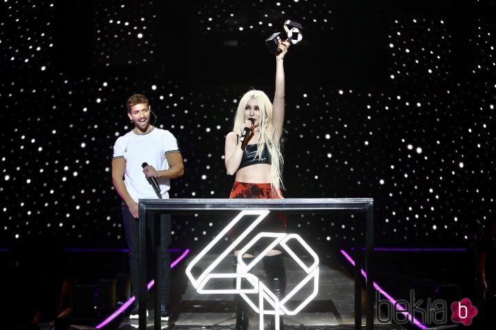 Ava Max recibiendo el Premio Canción del Año en Los 40 Music Awards 2019