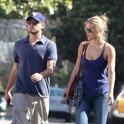 Leonardo DiCaprio paseando con Bar Refaeli