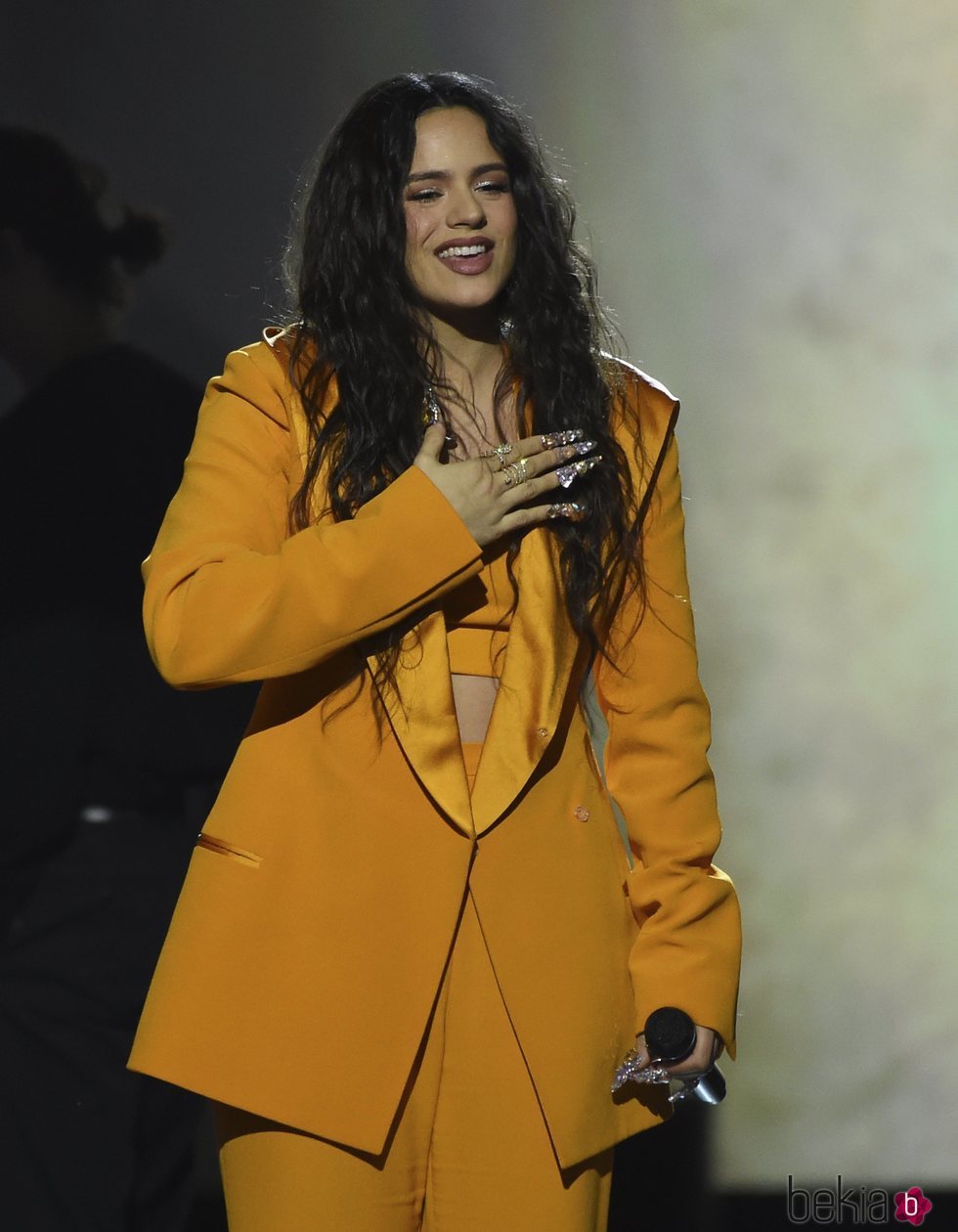 Rosalia actuando en el premio Persona del Año 2019 en los Grammy Latino