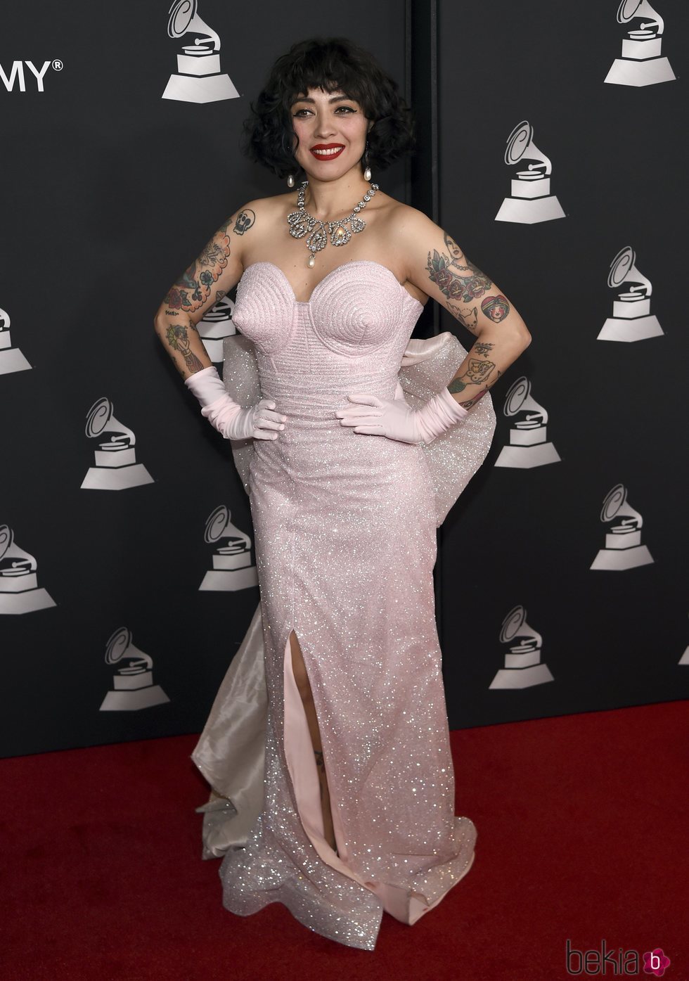 Mon Laferte en la alfombra roja del premio Persona del Año 2019 en los Grammy Latino
