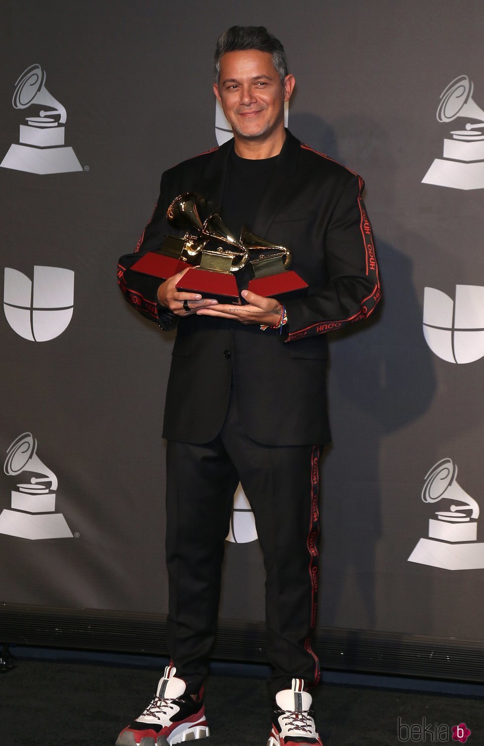 Alejandro Sanz con sus tres premios Grammy Latino 2019