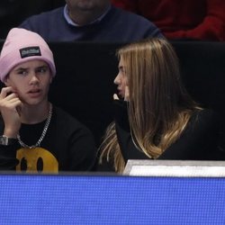 Romeo Beckham y Mia Moocher muy cómplices en la final del Masters de Londres 2019