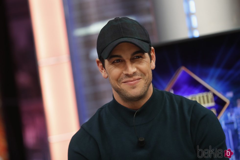 Mario Casas con gorra en 'El Hormiguero'