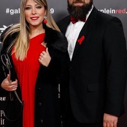 Gisela y su pareja en la gala People in Red 2019