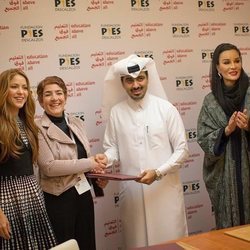 Shakira en un trato de su Fundación Pies Descalzos en Doha con la ex Jequesa de Catar Mozah Bint Nasser