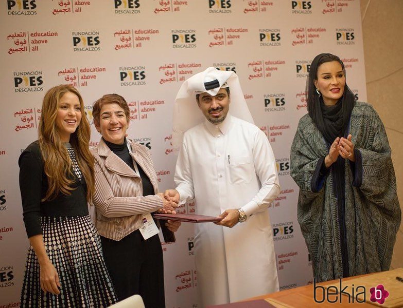 Shakira en un trato de su Fundación Pies Descalzos en Doha con la ex Jequesa de Catar Mozah Bint Nasser