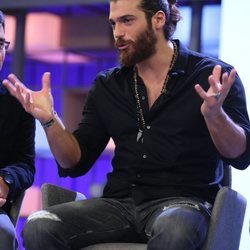 Can Yaman en su rueda de prensa en España