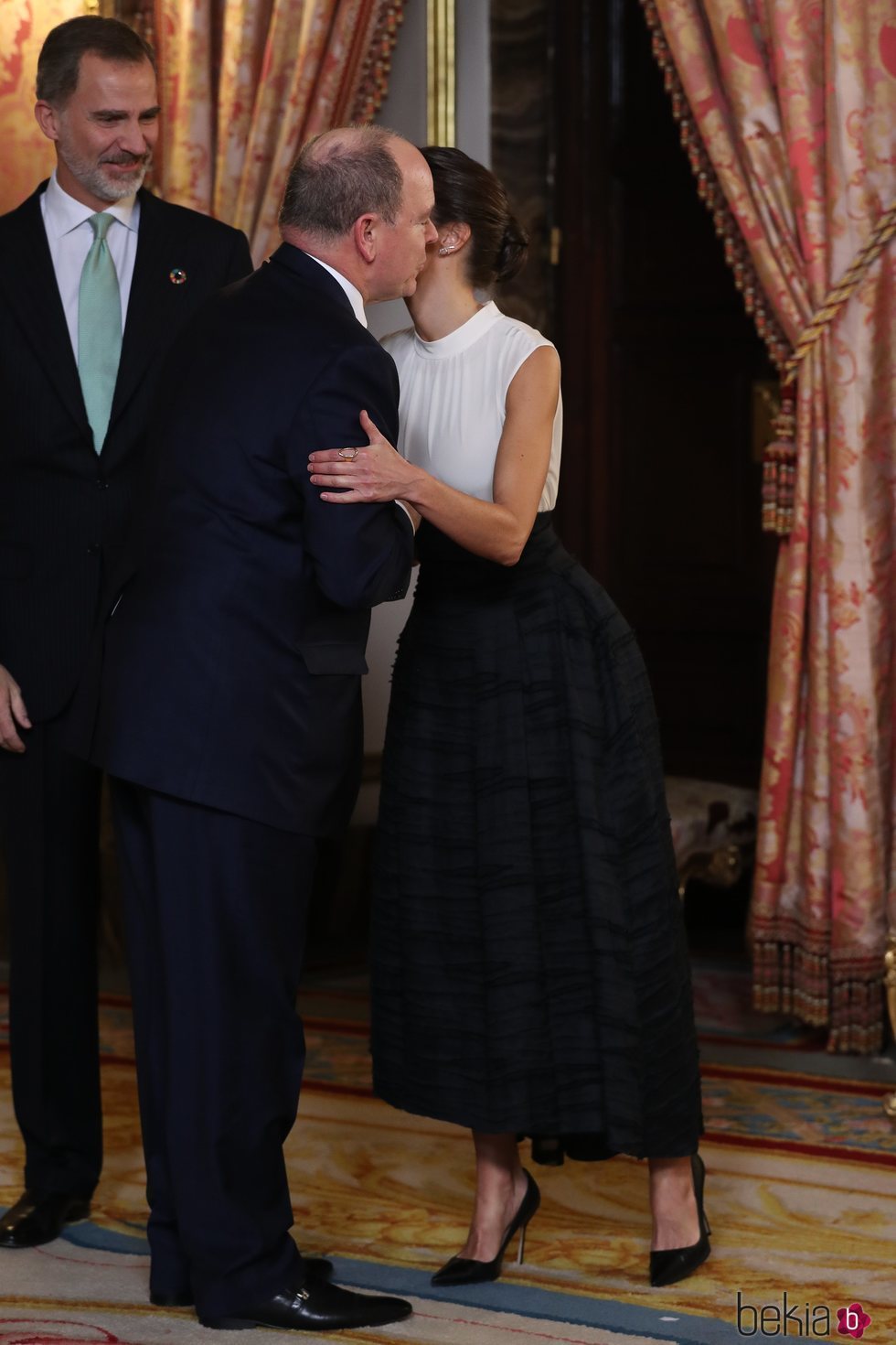 La Reina Letizia besa a Alberto de Mónaco en la recepción por la Conferencia sobre el Cambio Climático