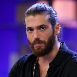 Can Yaman, muy serio en una rueda de prensa en España