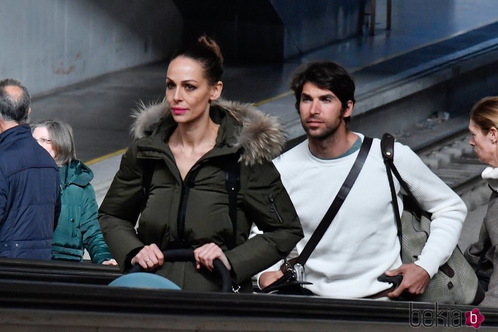 Eva González y Cayetano Rivera en la estación del AVE de Sevilla
