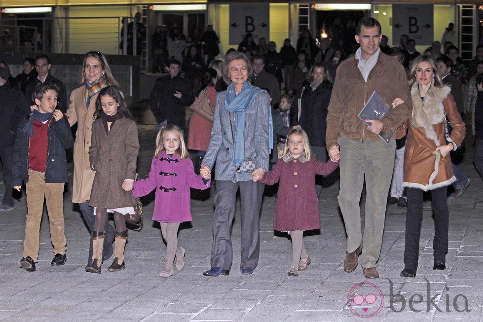 La Reina Sofía, los Príncipes y sus hijas y la Infanta Elena con Victora y Froilán en el Circo del sol