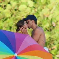 Olivia Palermo y Johannes Huebl se besan en San Bartolomé