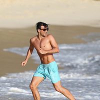 Johannes Huebl presume de torso desnudo en San Bartolomé