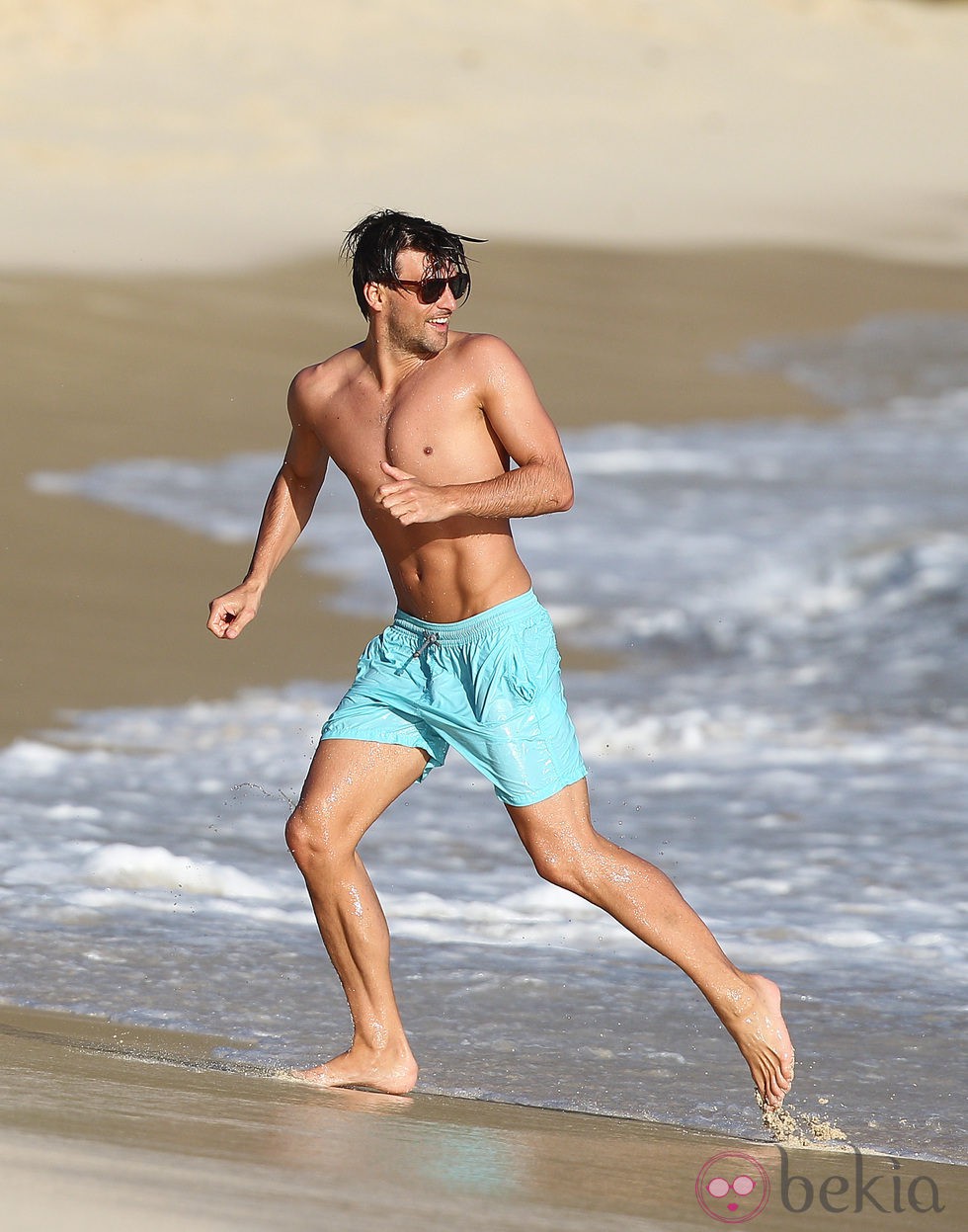 Johannes Huebl presume de torso desnudo en San Bartolomé