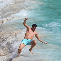 Johannes Huebl luce su cuerpo en el mar en San Bartolomé
