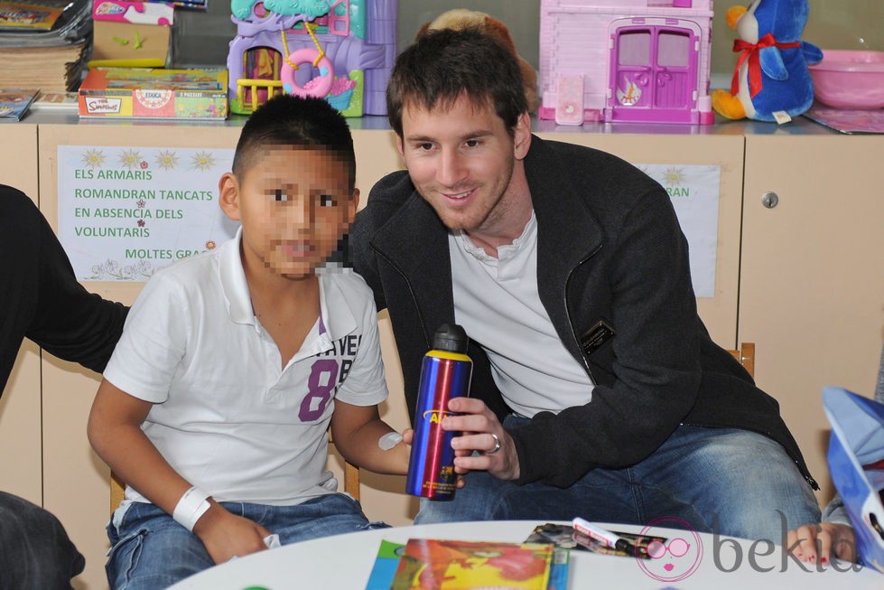 Leo Messi visita a los niños enfermos en un hospital de Barcelona