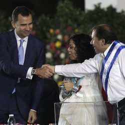 El Príncipe Felipe saluda a Daniel Ortega en su investidura en Nicaragua