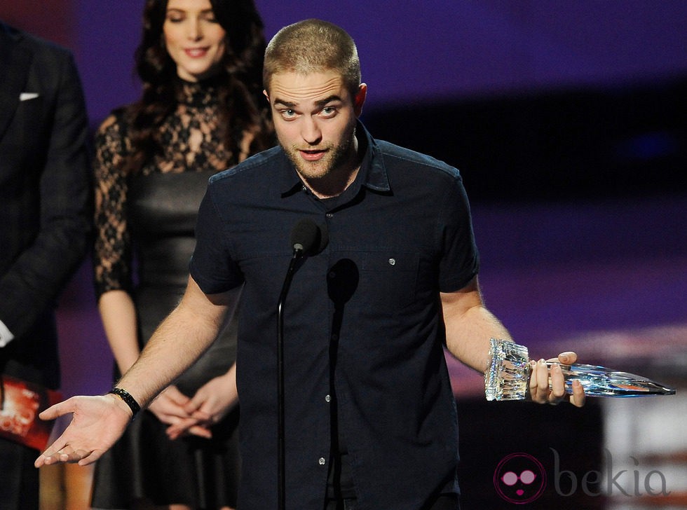 Robert Pattinson recoge un premio en los People Choice Awards 2012