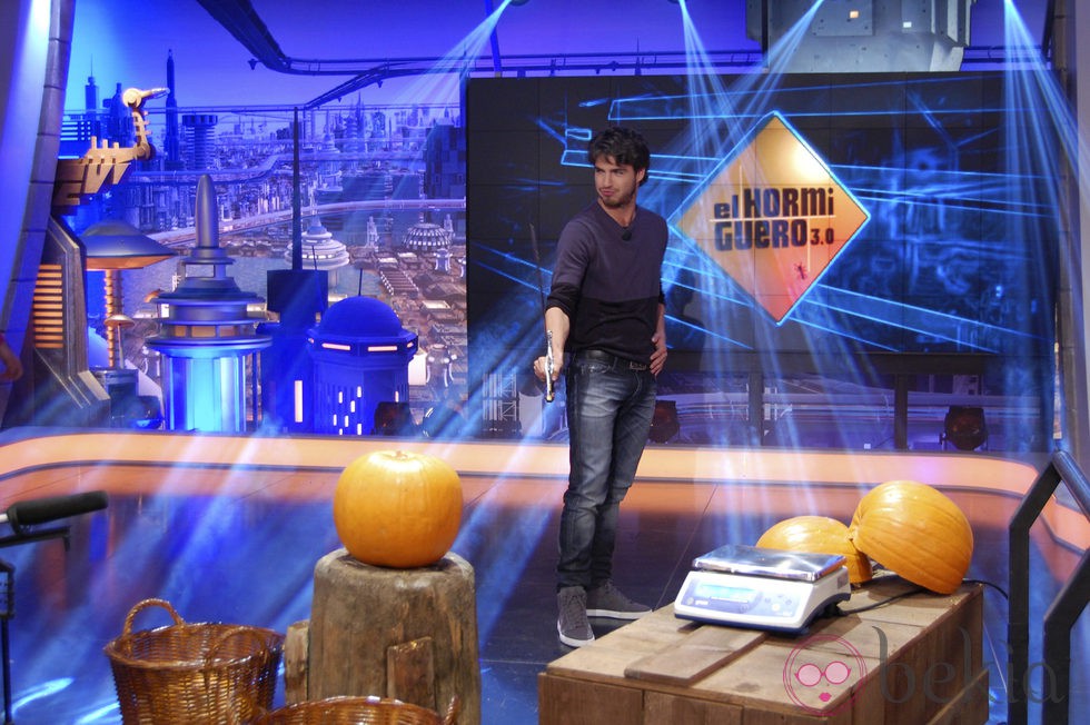 Maxi Iglesias corta calabazas en 'El hormiguero'