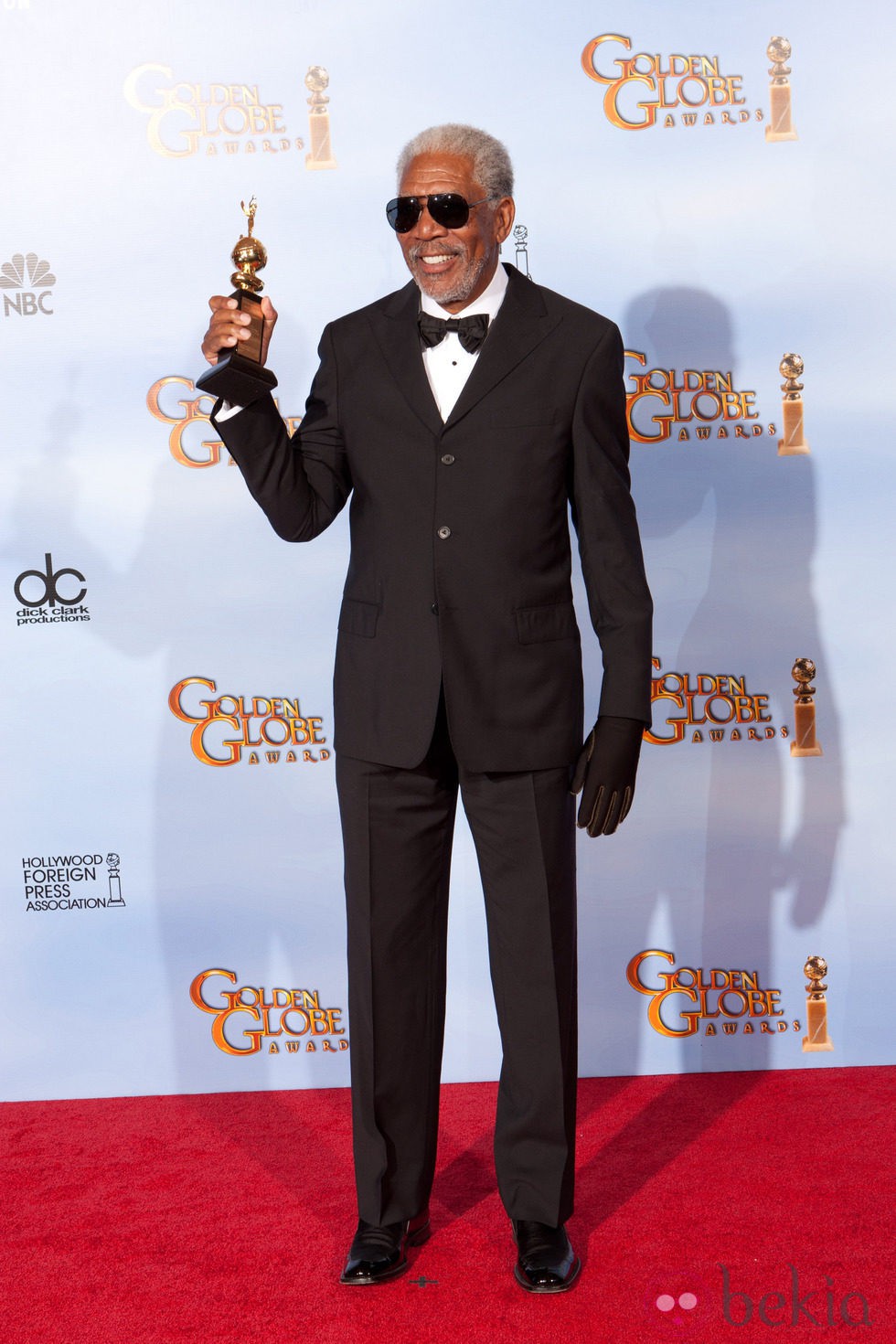 Morgan Freeman posa con su Globo de Oro 2012