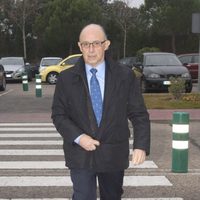 Cristóbal Montoro acude al tanatorio donde reposa Ramón Rato