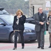 Jaime Peñafiel y Carmen Alonso en el tanatorio donde se encuentra Ramón Rato