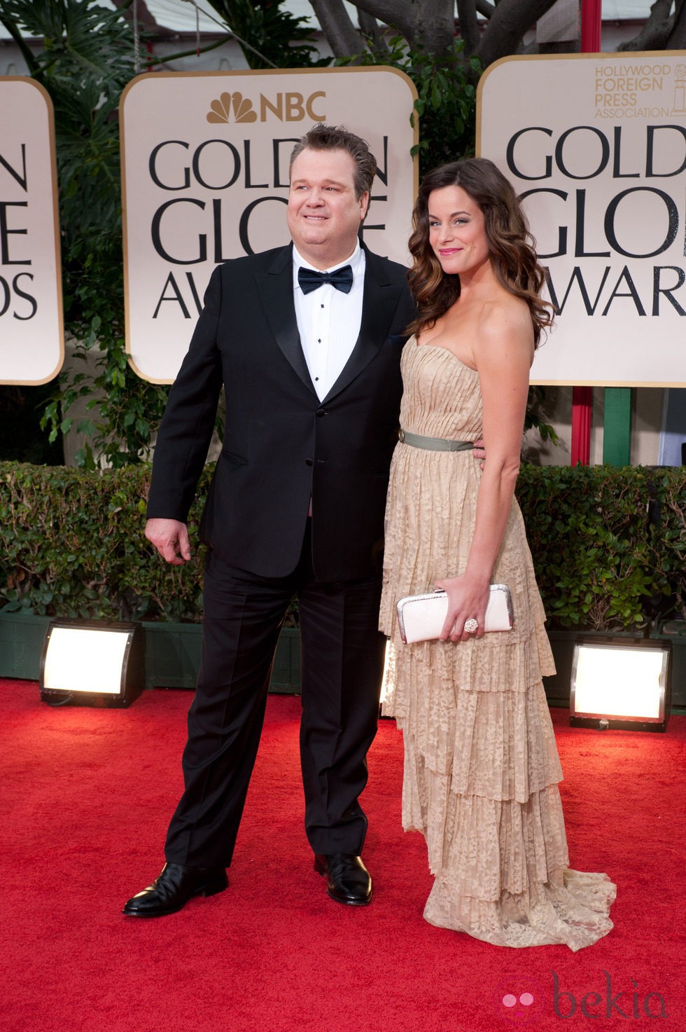 El actor Eric Stonestreet y su pareja, Katherine Tokarz en la alfombra roja de los Globos de Oro 2012
