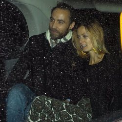 James Middleton y Alizee Thevenet acudiendo a la fiesta de compromiso de la Princesa Beatriz de York y Edoardo Mapelli
