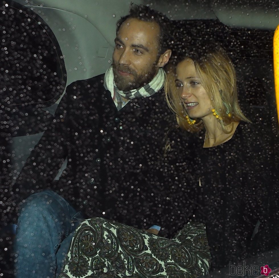 James Middleton y Alizee Thevenet acudiendo a la fiesta de compromiso de la Princesa Beatriz de York y Edoardo Mapelli