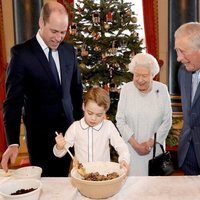 La Reina Isabel, el Príncipe Carlos y el Príncipe Guillermo miran cómo cocina el Príncipe Jorge