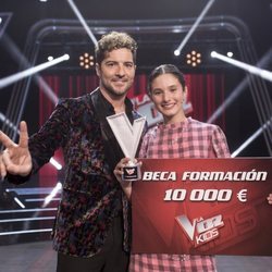 Irene Gil y David Bisbal posan como ganadores de 'La Voz Kids'