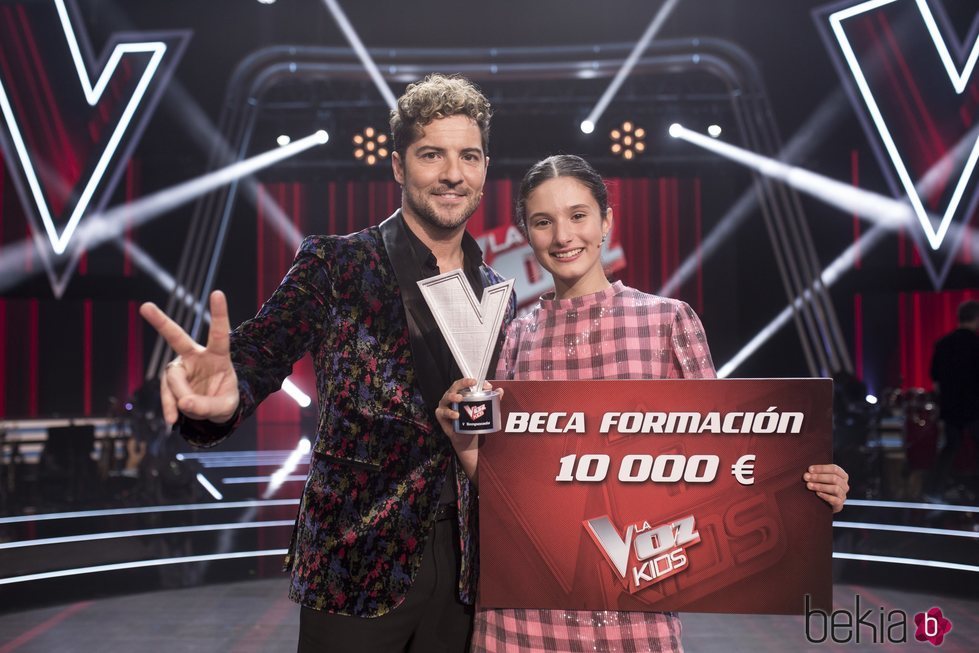 Irene Gil y David Bisbal posan como ganadores de 'La Voz Kids'