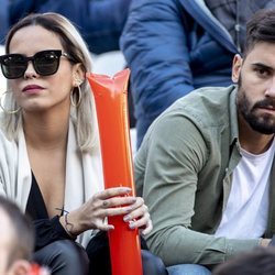 Gloria Camila y un joven desconocido en un partido de fútbol solidario