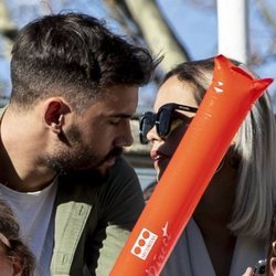 Gloria Camila, muy cerca de un joven desconocido en un partido de fútbol solidario