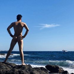 Luis Cepeda posa completamente desnudo frente al mar
