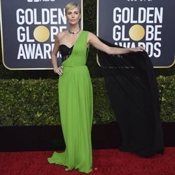 Charlize Theron en la alfombra roja de los Globos de Oro 2020