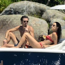 Alessandra Ambrosio y Nicolo Oddi disfrutando de un día en alta mar en Brasil