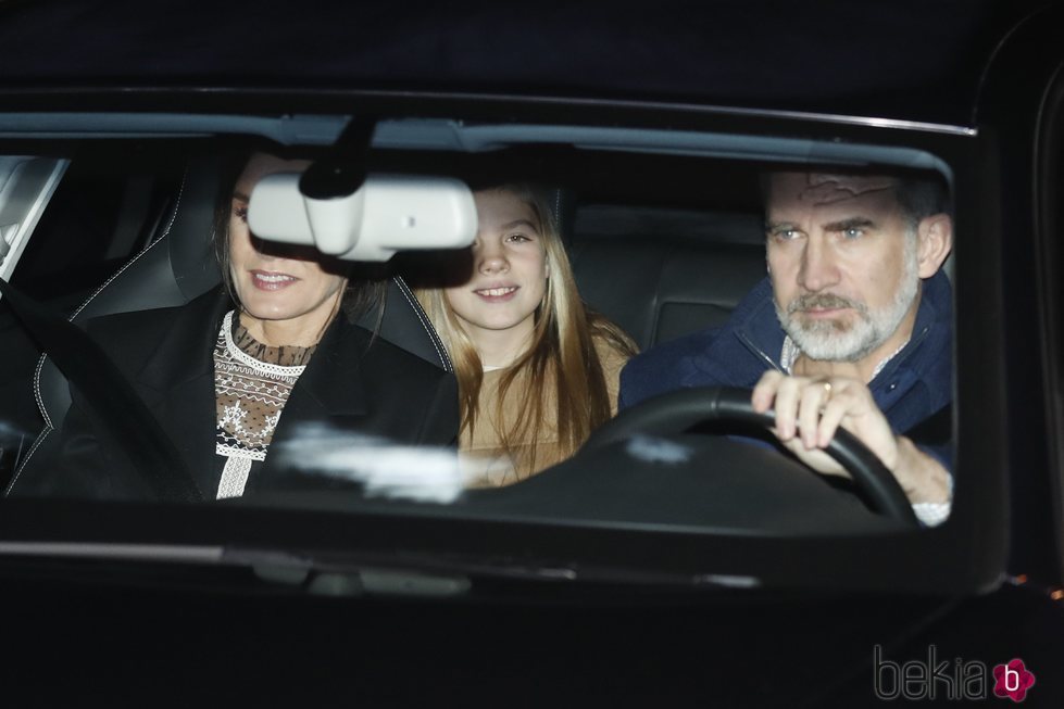 Los Reyes Felipe y Letizia con la Infanta Sofía tras pasar la tarde del Día de Reyes 2020 en casa de Jesús Ortiz