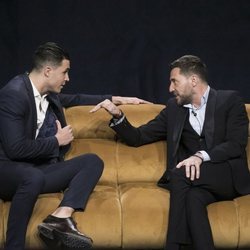 Kiko Jiménez y Antonio David Flores discutiendo a su llegada a la casa de 'El tiempo del descuento' en la gala de estreno