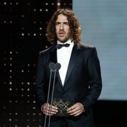 Carles Puyol presentando un premio en la gala de los Goya 2020