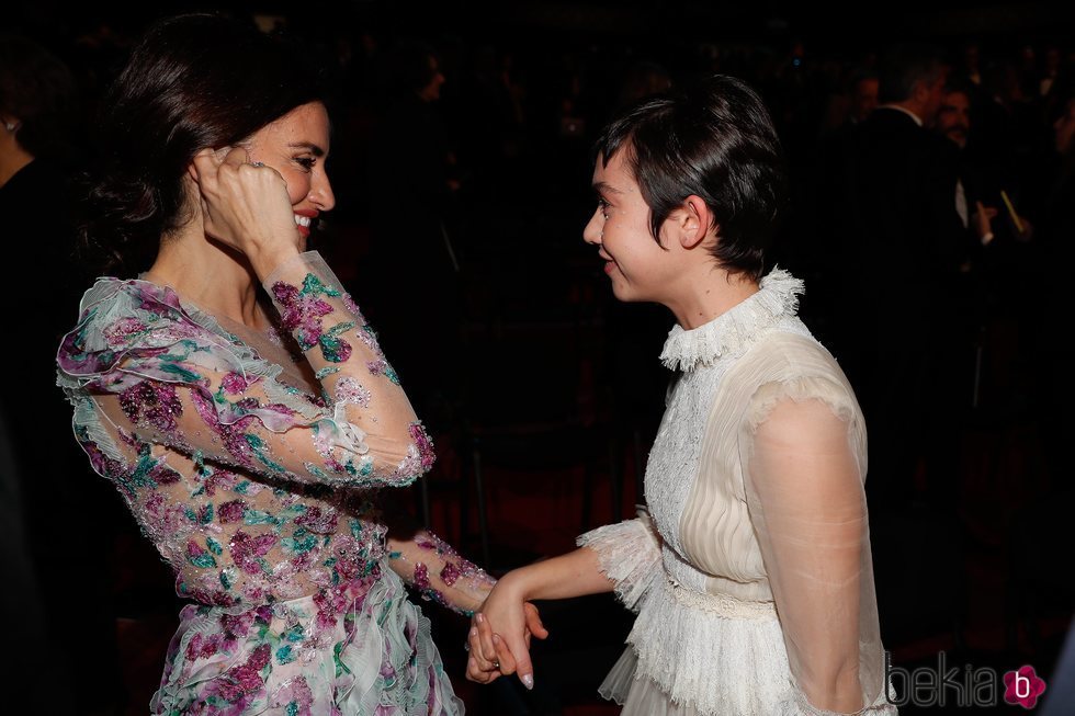 Penélope Cruz y Greta Fernández en los Goya 2020