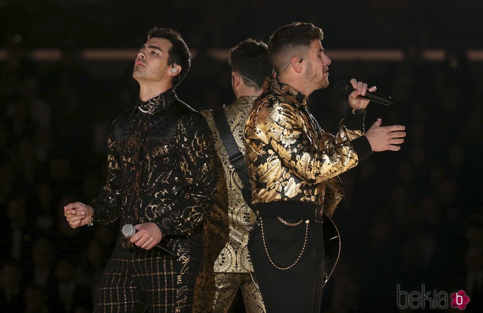 Los Jonas Brothers cantando sobre el escenario de los Premios Grammy 2020