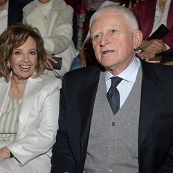 María Teresa Campos y Paolo Vasile en el desfile de otoño/inviero 2020-2021 de Ágatha Ruiz de la Prada de Madrid Fashion Week