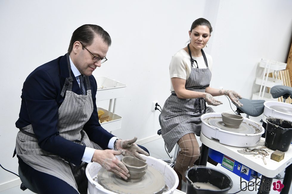 Los Príncipes Victoria y Daniel de Suecia haciendo una vasija en un torno alfarero