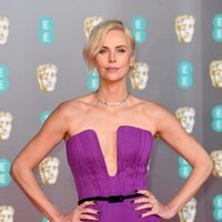 Charlize Theron en la alfombra roja de los Premios BAFTA 2020